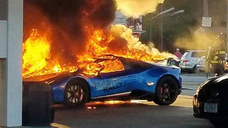 Κάηκε supercar σε πρατήριο καυσίμων